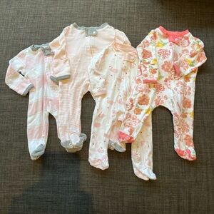 Baby girls pajamas. Bundle of 4 Burt’s Bees newborn pajamas
